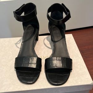 Beautiful Vince leather sandal low heel, size 7.5.